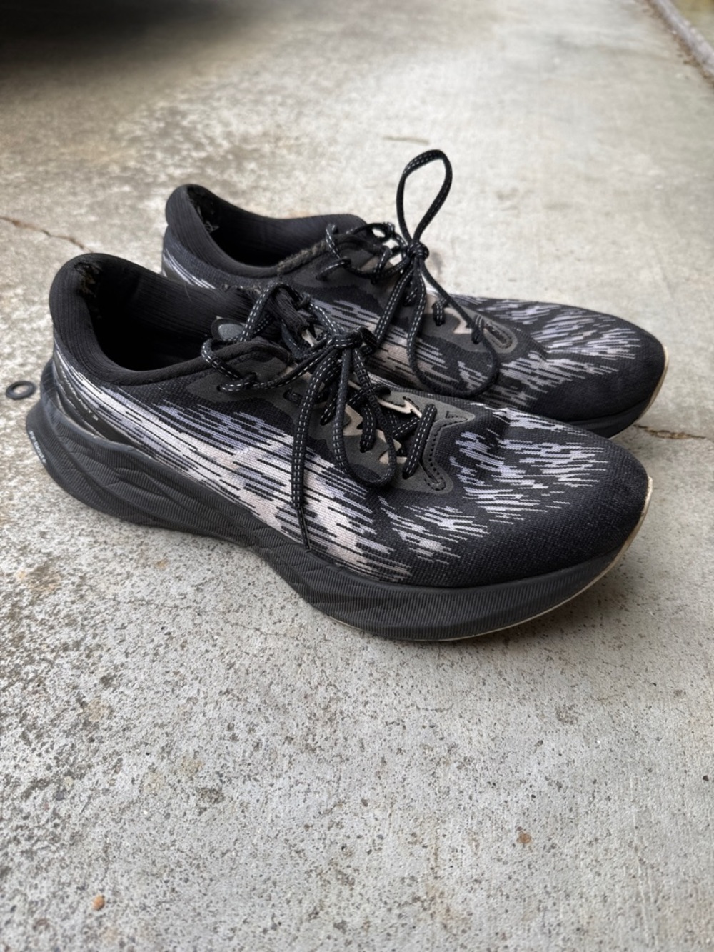 Asic nova blast 3Men's Black Athletic Running Shoes with Gray Pattern 10.5